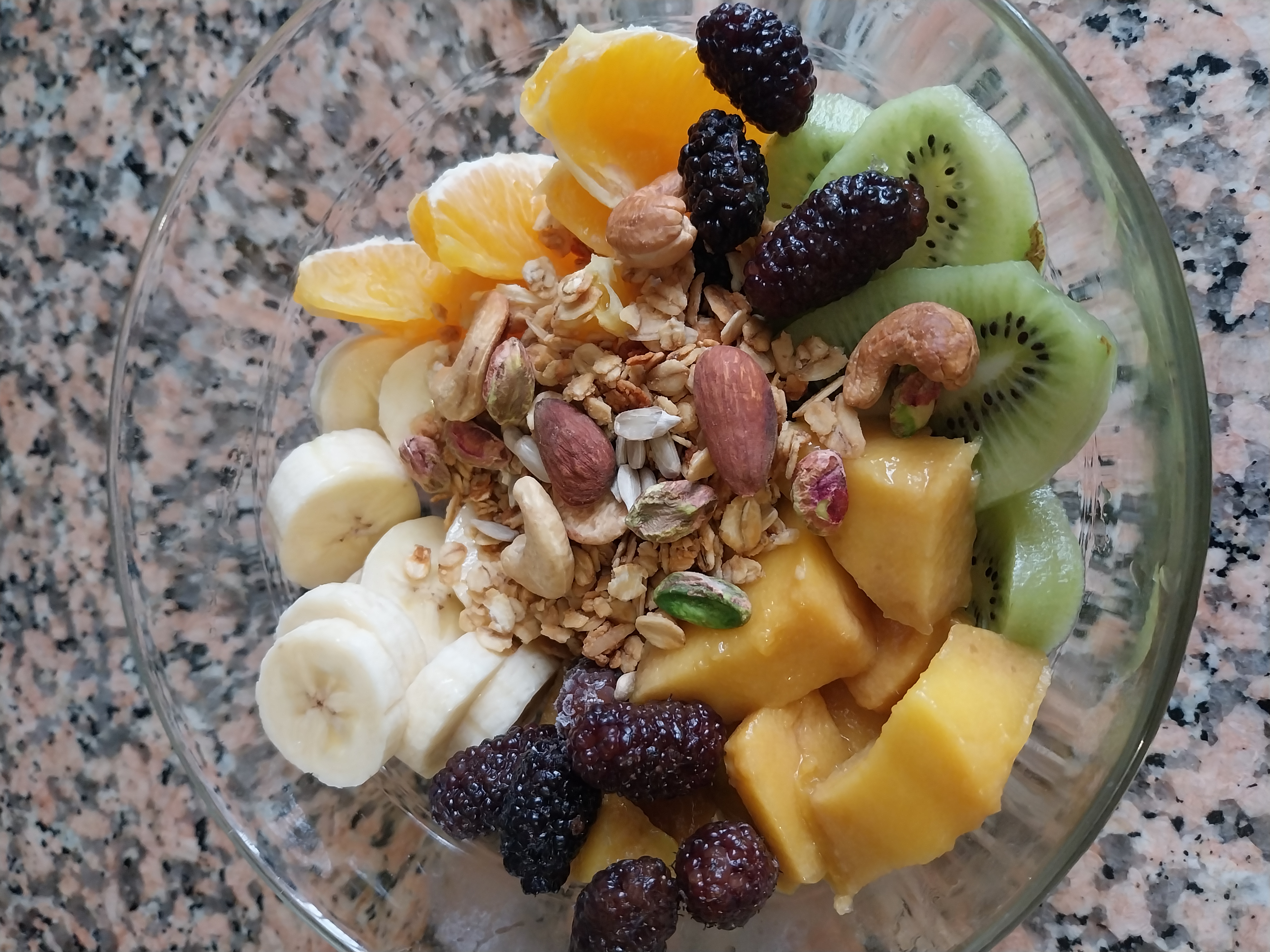 Bowl de frutas con granola 